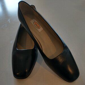 TALBOTS BLACK LEATHER HEELS SIZE 8.5M